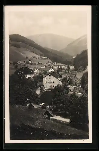 AK Petzer /Riesengebirge, Ortsansicht mit Talblick