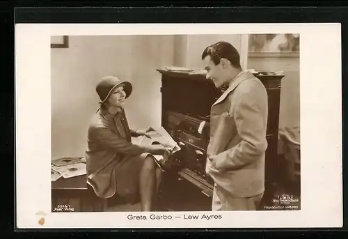 AK Schauspieler Greta Garbo und Lew Ayres am Plattenspieler in einer Filmszene