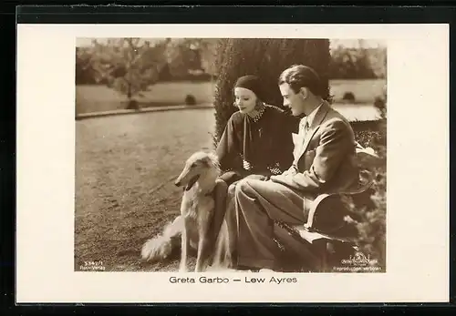AK Schauspieler Greta Garbo und Lew Ayres mit Windhund in einer Filmszene