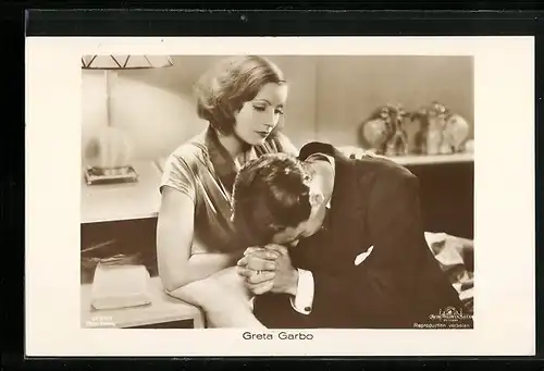AK Schauspielerin Greta Garbo in seidenem Kleid mit verzweifeltem Mann