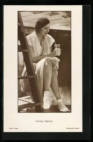 AK Schauspielerin Greta Garbo im sportlichen Kleid
