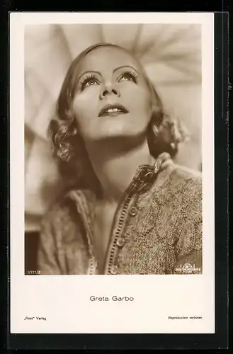AK Schauspielerin Greta Garbo blickt staunend zum Himmel