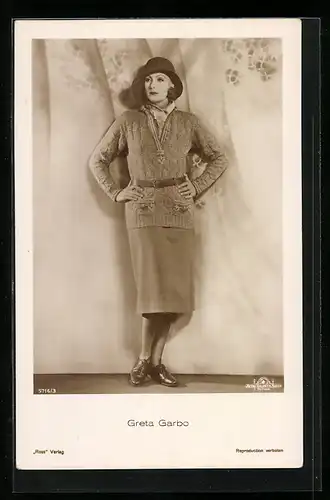 AK Schauspielerin Greta Garbo in grobgestricktem Pullover mit Hut