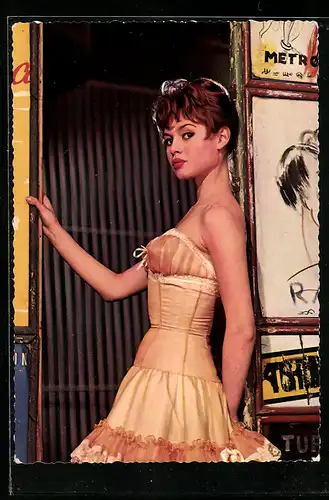 AK Schauspielerin Brigitte Bardot im Kleid