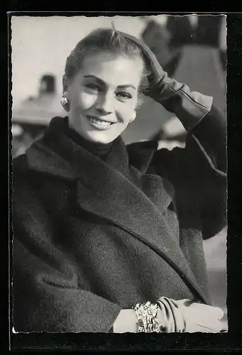 AK Schauspielerin Anita Ekberg im dunklen Mantel