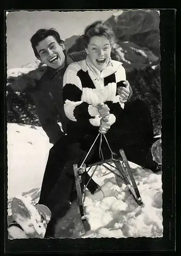 AK Schauspieler Romy Schneider und Horst Buchholz beim Rodeln