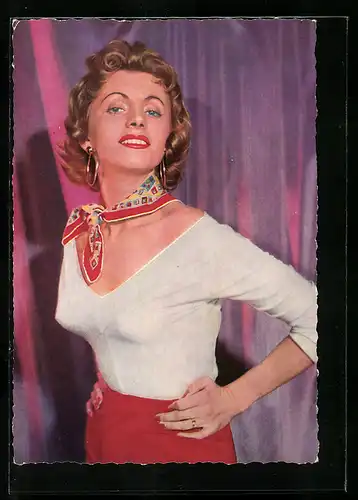 AK Schauspielerin Erica Beer in weisser Blusen und rotem Rock