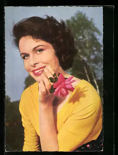 AK Schauspielerin Barbara Rütting mit einer Rose in der Hand