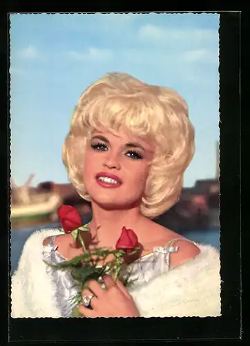 AK Schauspielerin Jayne Mansfield mit Rosen in der Hand glücklich in die Kamera blickend
