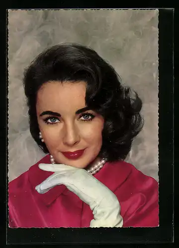 AK Schauspielerin Elisabeth Taylor mit Perlenhalskette in pinkfarbener Bluse