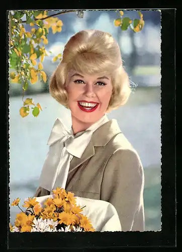 AK Schauspielerin Doris Day, lächelnd mit Blumen