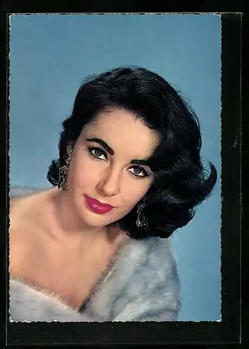 AK Schauspielerin Elisabeth Taylor mit Ohrringen und Pelzkleid lächelt verwegen