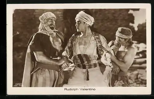 AK Schauspieler Rudolph Valentino geht in Gefangenschaft