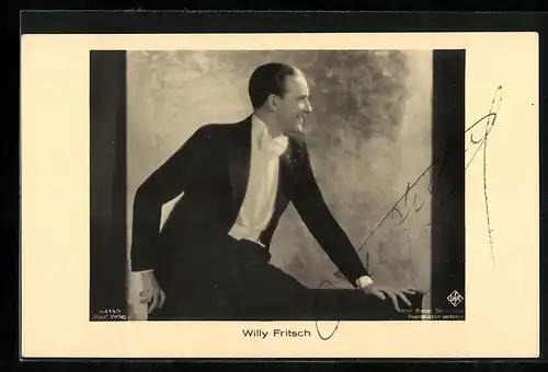 AK Schauspieler Willy Fritsch posiert in Anzug mit Fliege