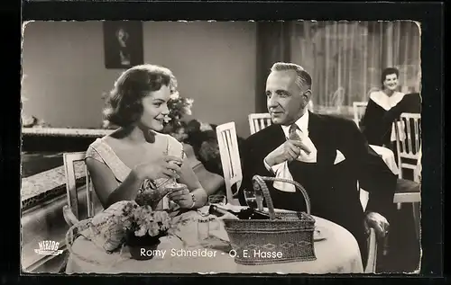 AK Schauspielerin Romy Schneider mit Schauspieler O.E. Hasse im Restaurant