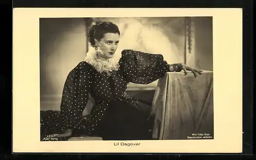 AK Schauspielerin Lil Dagover im gepunktetem Kleid