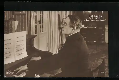 AK Schauspieler Olaf Fönss am Klavier