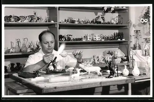 Fotografie Glasbläser - Kunsthandwerker fertigt Glasfiguren in seiner Werkstatt