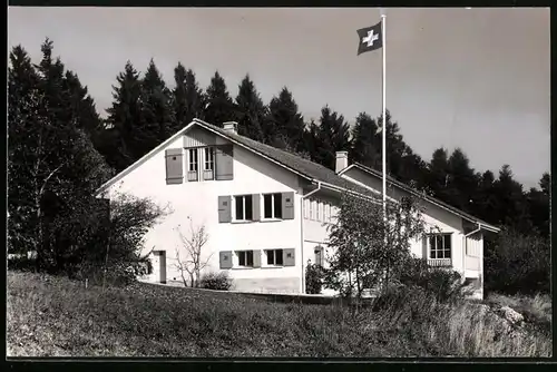 Fotografie unbekannter Fotograf, Ansicht Magglingen, Gebäude mit Schweizer Fahne