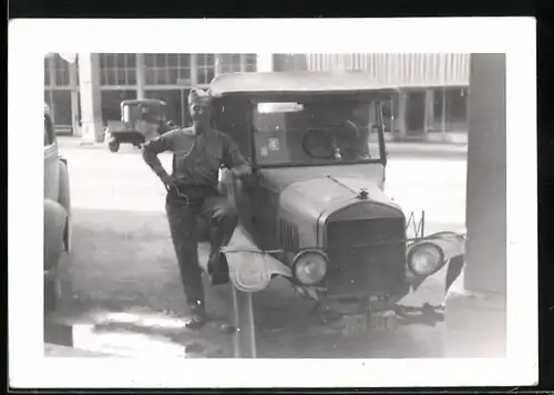 Fotografie Auto Ford Model T, Soldat lehnt lässig am PKW