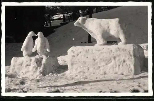 Fotografie E. Fleischmann, Lauscha, Ansicht Lauscha / Thüringen, Schneeskulpturen Bär und Pinguine