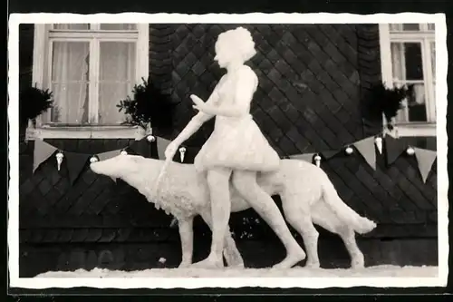 Fotografie E. Fleischmann, Lauscha, Ansicht Lauscha / Thüringen, Schneeskulptur Mädchen mit Hund