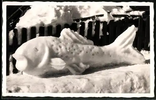 Fotografie E. Fleischmann, Lauscha, Ansicht Lauscha / Thüringen, Schneeskulptur Fisch