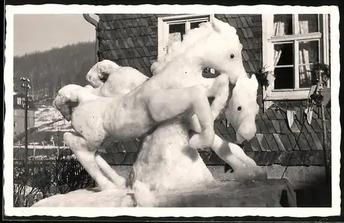 Fotografie E. Fleischmann, Lauscha, Ansicht Lauscha / Thüringen, Schneeskulptur Pferde