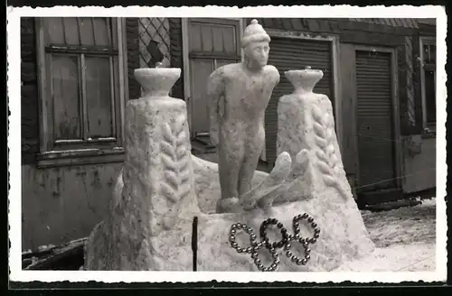 Fotografie E. Fleischmann, Lauscha, Ansicht Lauscha / Thüringen, Schneeskulptur olympischer Skispringer