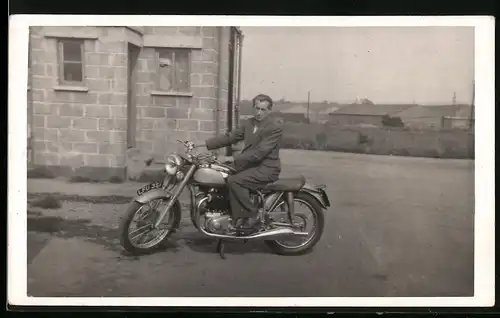 Fotografie Motorrad Norton, Herr im Anzug auf Krad sitzend