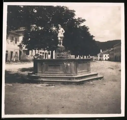 Fotografie unbekannter Fotograf, Ansicht Aigen, Marktbrunnen mit Sonnenmann