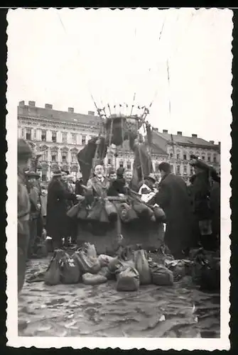 Fotografie Ballon-Post, Säcke voller Luftpost werden aus Ballon entladen