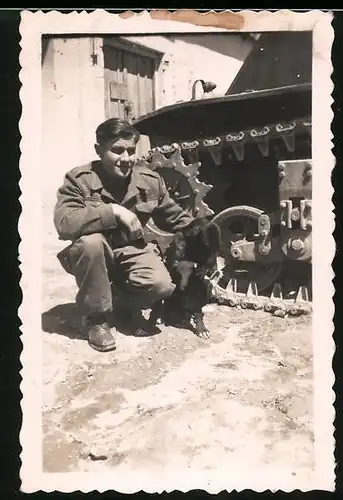 Fotografie Soldat der Fremdenlegion mit Diensthund neben Panzer, Tank, French Foreign Legion
