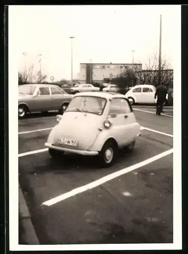 Fotografie Auto BMW Isetta, Kleinwagen auf einem Parkplatz