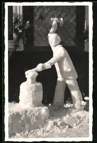 Fotografie E. Fleischmann, Lauscha, Ansicht Lauscha / Thüringen, Schneeskulptur Schmied im Oberland