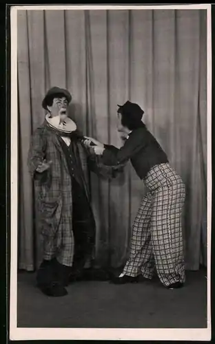 Fotografie Karl Leher, Berlin, Zirkus-Clown's Moritz & Maxel im Bühnenkostüm bei einer Vorstellung