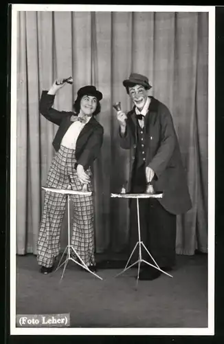 Fotografie Karl Leher, Berlin, Zirkus-Clown's Moritz & Maxel im Bühnenkostüm mit Glocken musizierend