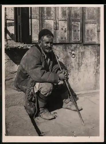 Fotografie Bettler - Vagabund auf Bordstein sitzend