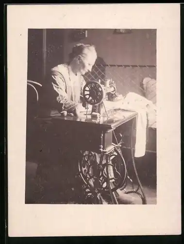 Fotografie Hausfrau näht Kleidungsstück mit einer Nähmaschine, Sewing Machine