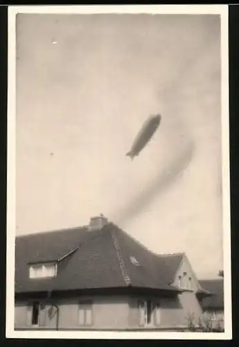 Fotografie Zeppelin - Luftschiff schwebt am Himmel