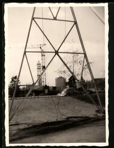 Fotografie unbekannter Fotograf, Ansicht Berlin, Bauausstellung 1957, Seilbahn-Stütze im Hansaviertel