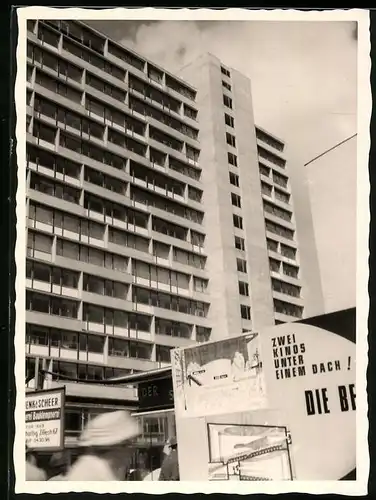 Fotografie unbekannter Fotograf, Ansicht Berlin-Charlottenburg, Hochhaus am Zoo & Kino Zoopalast