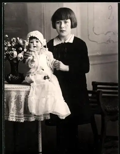 Fotografie Mädchen mit grosser Puppe, Dolly