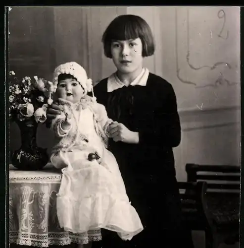 Fotografie Mädchen mit grosser Puppe, Dolly