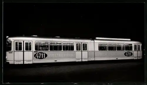 Fotografie C. Hartzenbusch, Junkersdorf, Strassenbahn-Triebwagen Nr. 3517 der KVB in Köln, Reklame 4711 Kölnisch Wasser