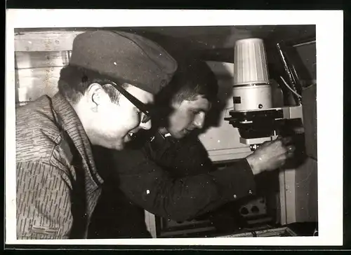 Fotografie NVA - Nationale Volksarmee DDR, Funker bereiten Fotos im Funkwagen auf
