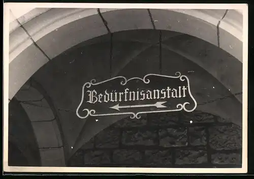 Fotografie unbekannter Fotograf, Ansicht Bückeburg, Toiletten-Wegweiser Bedürfnisanstalt