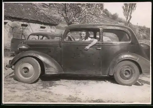 Fotografie Auto Opel, hübsche junge Frau sitzt am Steuer des PKW