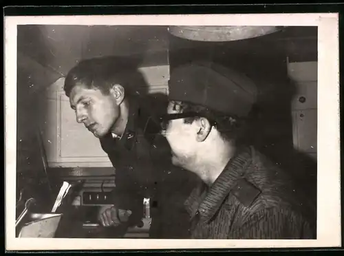 Fotografie NVA-Nationale Volksarmee DDR, Funker bei der Arbeit im Funkwagen