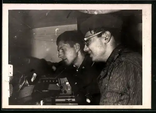 Fotografie NVA-Nationale Volksarmee DDR, Funker in Uniform im Funkwagen